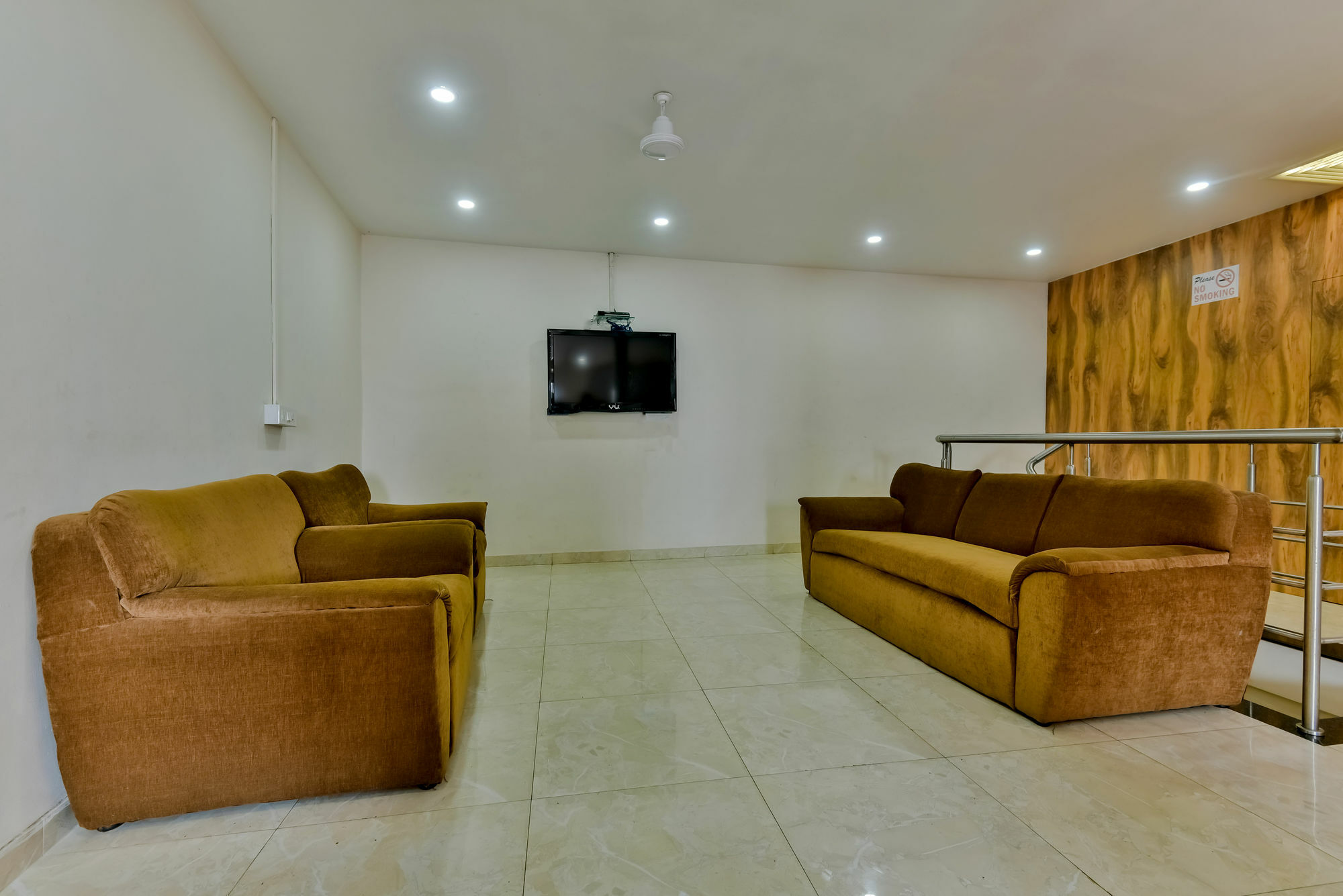 Hotel Guestinn Residency Мумбаи Экстерьер фото